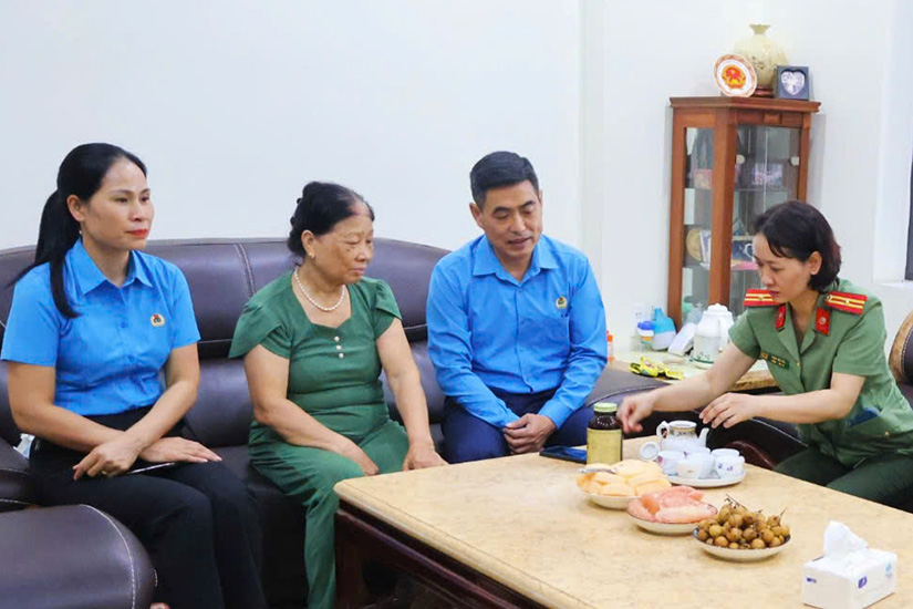 Tan Minh Long 디엔비엔성 노동총연맹 위원장이 영웅 열사 Pham Van Cuong의 가족과 친척을 방문하고 있습니다. 사진: Giang Nam