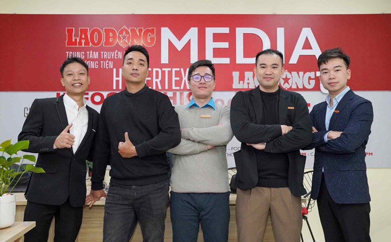 A group of reporters from the Film - Photo Department, who took on technical tasks at the Lao Dong Newspaper's multimedia studio. Photo: Vu LINH.