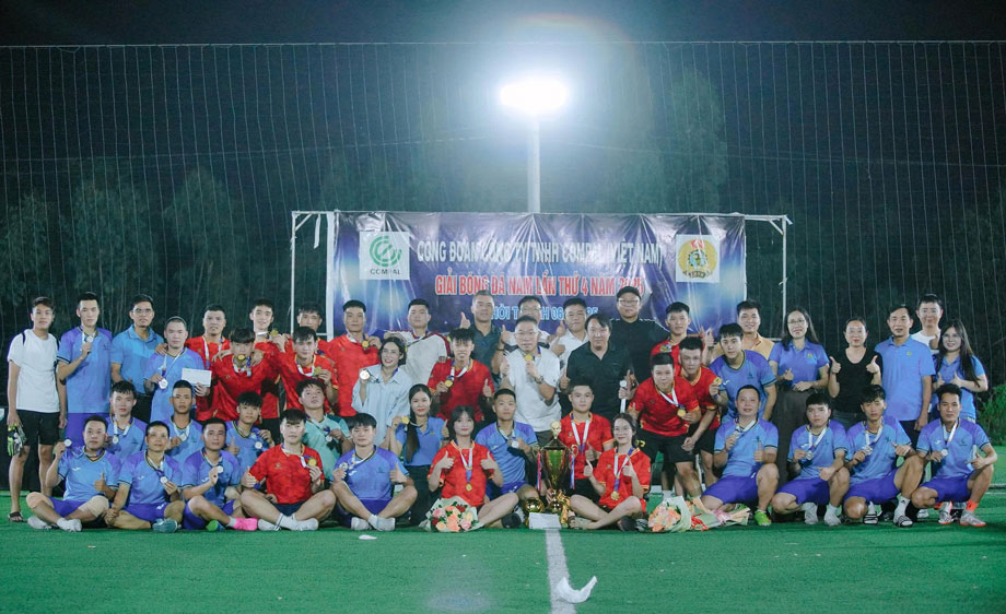 Lanh dao Ban cong doan khu cong nghiep tinh Phu Tho chup anh luu niem cung cac doi bong. Anh: An Vi