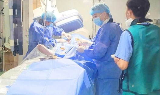 Các bác sĩ cấp cứu ca nhồi máu cơ tim. Ảnh: BVCC