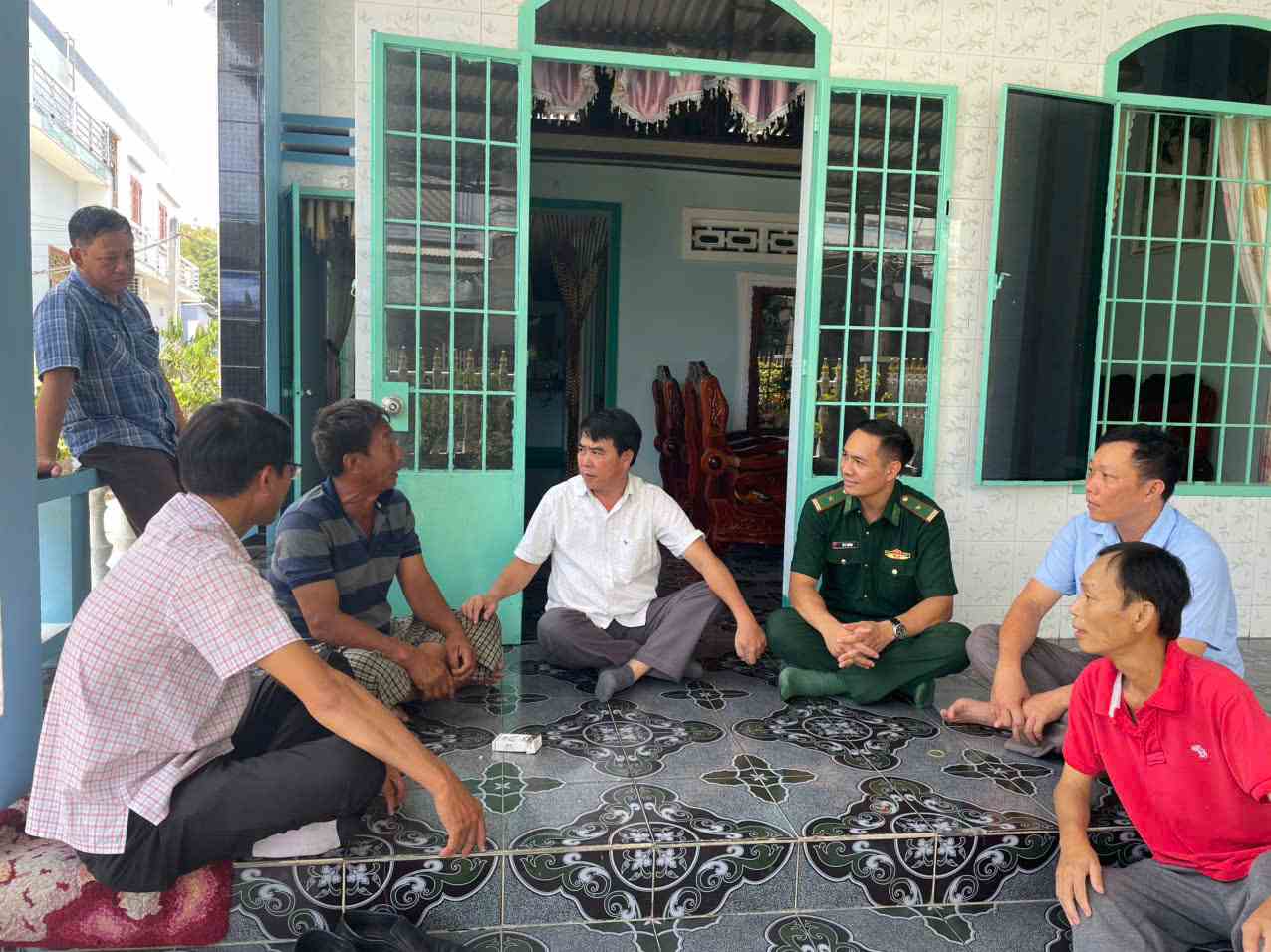 닥락성 관계 당국이 해상에서 조난당한 어부 가족을 방문하여 위로하고 있습니다. 사진: 바오쭝