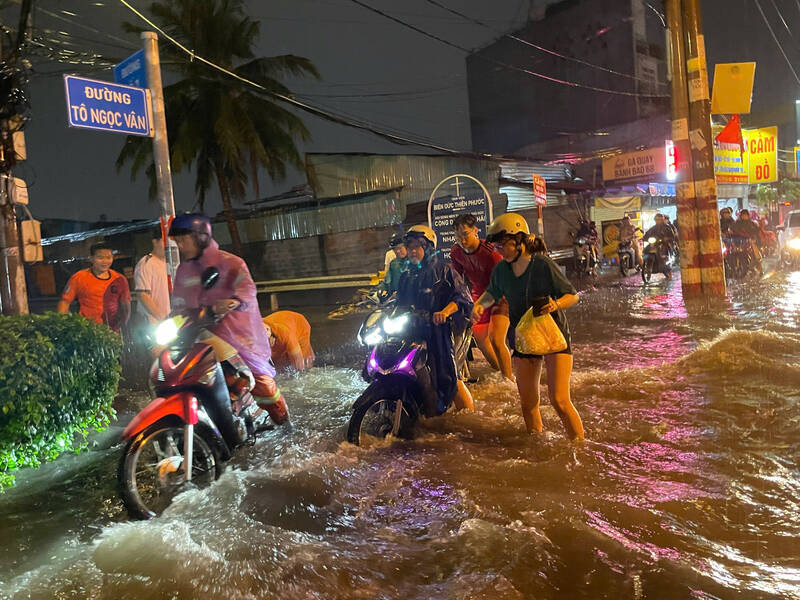 Thunderstorms continue in the Southern region. Photo: Anh Tu