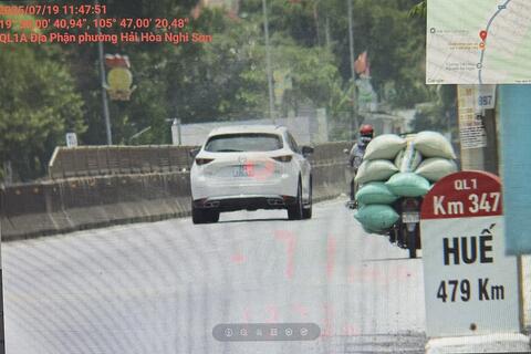 El propietario del coche es multado en Thanh Hoa. Foto: Policia de Thanh Hoa