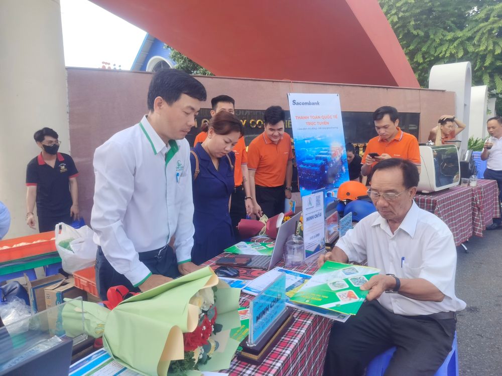 Nguoi dan duoc tu van thong tin ve mien giay phep xay dung tai phuong Binh Phu. Anh: Anh Tu