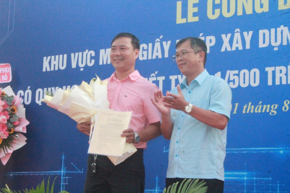 Ong Ngo The Minh (ngu phuong Binh Phu) nhan thong bao mien giay phep xay dung. Anh: Anh Tu