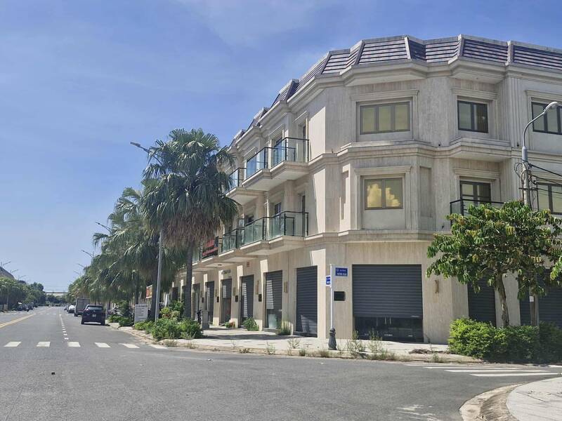 Many townhouses and shophouses have signs for rent in Da Nang. Photo: Thu Giang