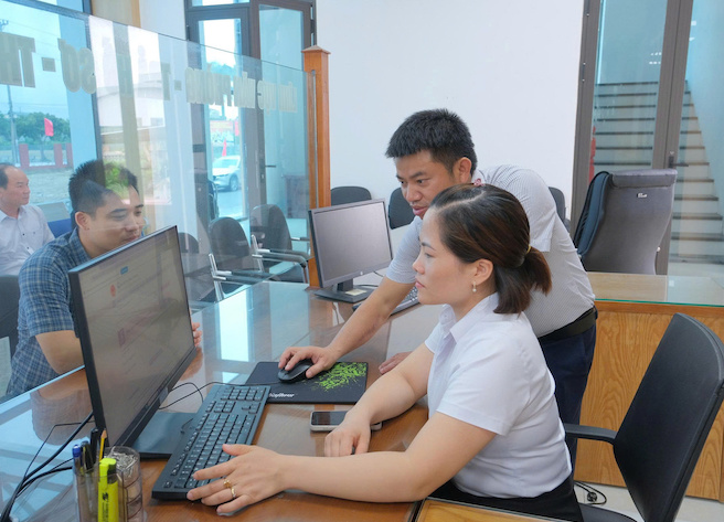 Nhan vien VNPT ho tro can bo xa Yet Kieu, TP Hai Phong su dung cac nghiep vu tren Cong dich vu Cong quoc gia. Anh: Cao Hung