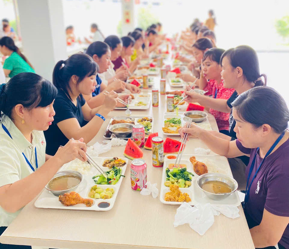 Bua com Cong doan tao khong khi vui tuoi, phan khoi, gan ket trong doanh nghiep Phu Tho. Anh: An Vi