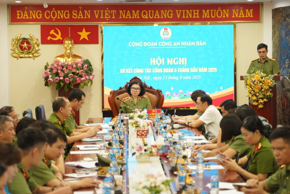 상반기에 거의 25 000명의 조합원 간부 간부 노동자 간부 5 000가구 이상의 정책 대상 가정 간부 공로자 등이 CAND 노동조합의 지원을 받아 거의 130억 동의 비용으로 보살핌을 받았습니다. 사진: Quynh Chi