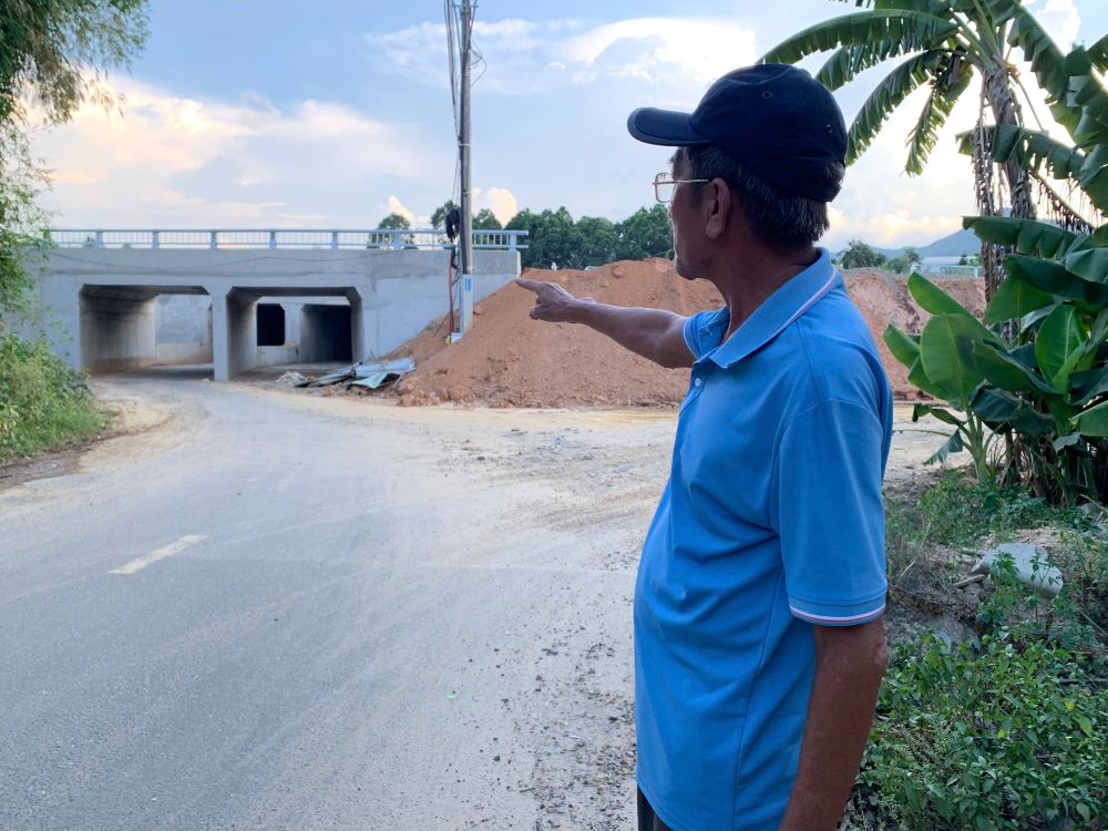 Da Nang people suffer because the highway construction caused cracks in the walls and mud flooded into their houses. Photo: Thanh Huyen