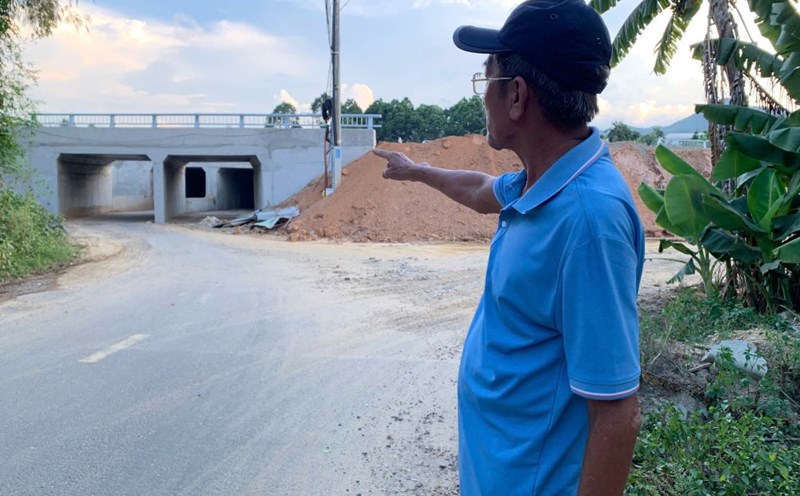 Da Nang people suffer because the highway construction caused cracks in the walls and mud flooded into their houses. Photo: Thanh Huyen