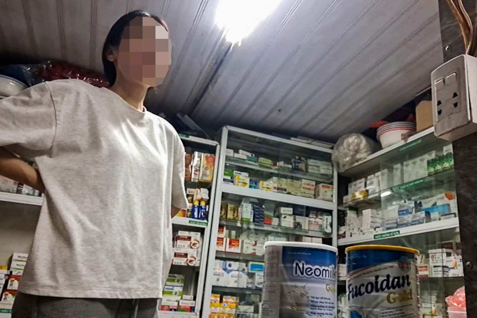 The owner of a pharmacy hastily closed the warehouse and refused to sell powdered milk to customers (played by the reporter) when he felt suspicious. Photo: NHOM PV