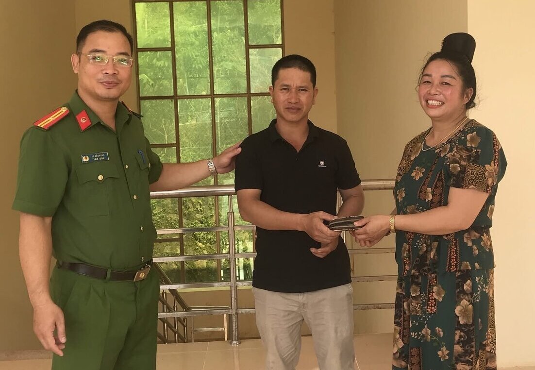 La Sra. Luong Thi Thuy (residente en la aldea de Co Sau comuna de Chieng Mai Son La) fue devuelta a su billetera y documentos importantes. Foto: Policia de la comuna de Chieng Mai.