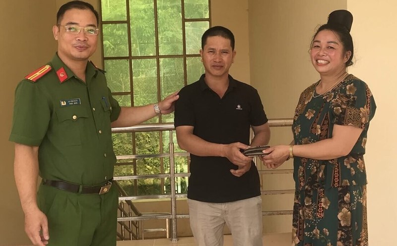 Ms. Luong Thi Thuy (residing in Co Sau village, Chieng Mai commune, Son La) was given her wallet and important documents. Photo: Chieng Mai Commune Police.