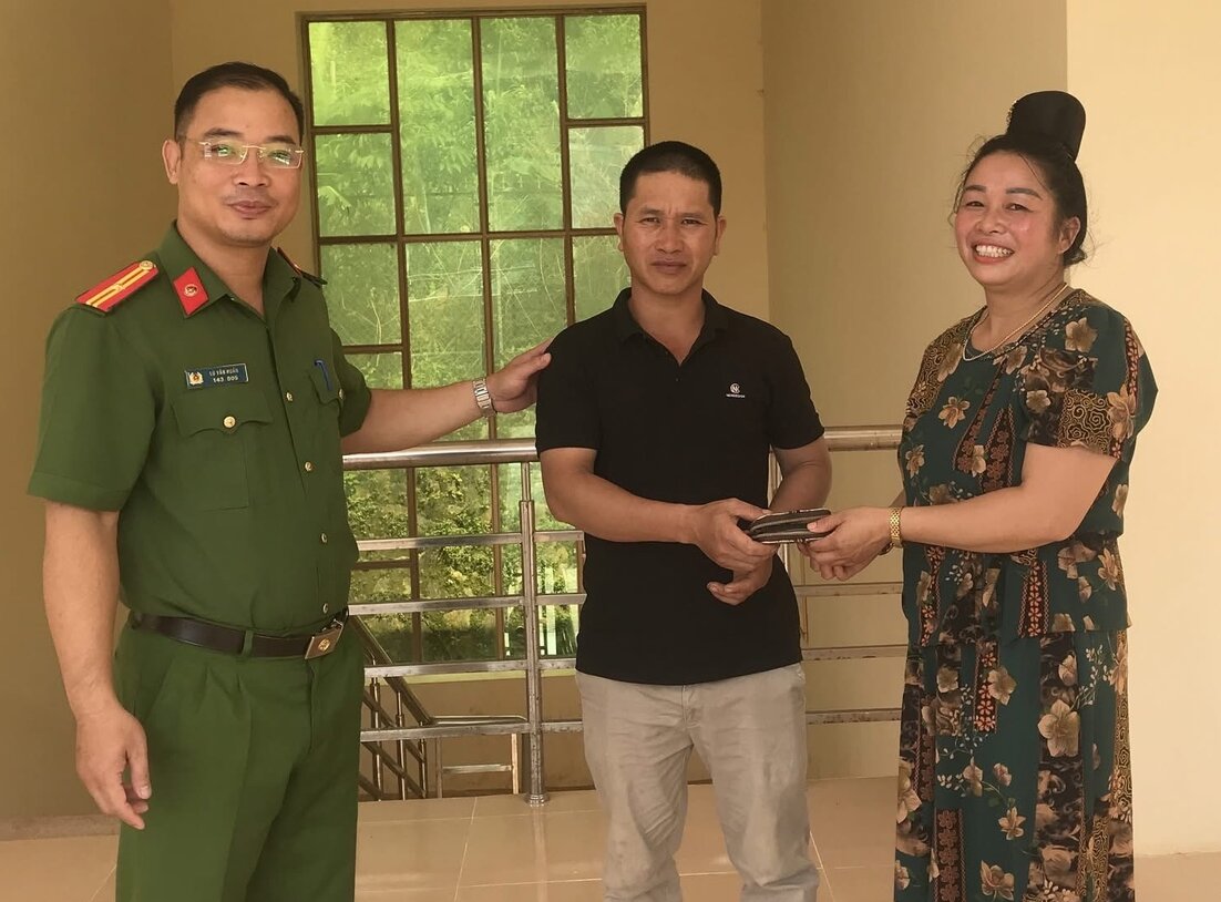 Chi Luong Thi Thuy (tru tai ban Co Sau, xa Chieng Mai, Son La) duoc trao tra lai vi va giay to quan trong. Anh: Cong an xa Chieng Mai
