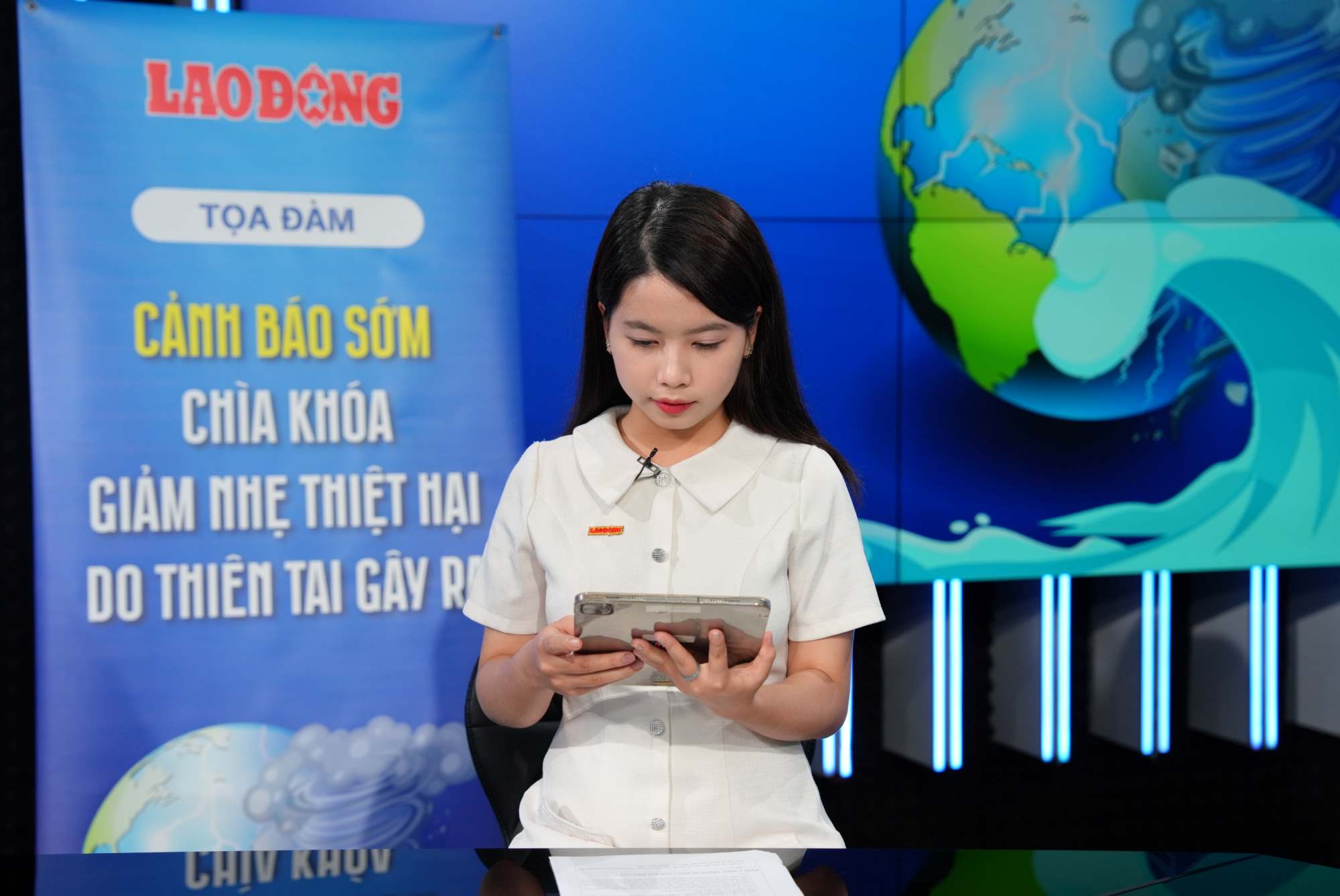 hong vien Linh Trang dan chuong trinh toa dam ve moi truong.  Anh: VU LINH