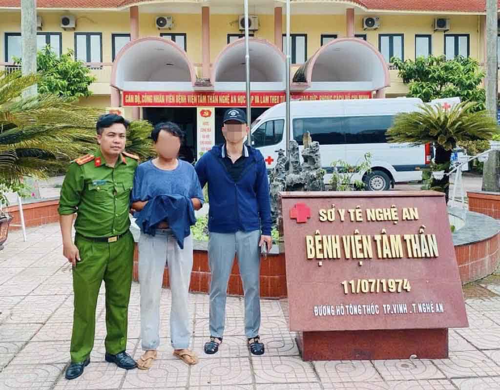 精神異常(中央)を示し、多くの人を恐怖に陥れたナイフを持った男性が警察によって制圧され、病院に搬送されました。写真:ハティン警察.