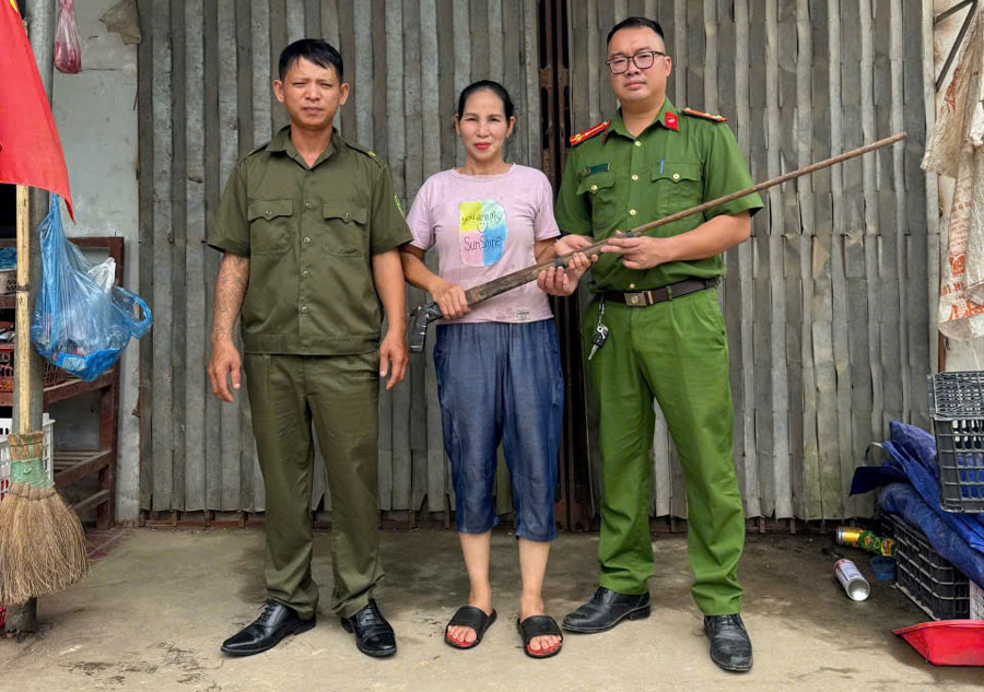 Nguoi dan xa Mau A giao nop vu khi tu che cho cong an xa. 