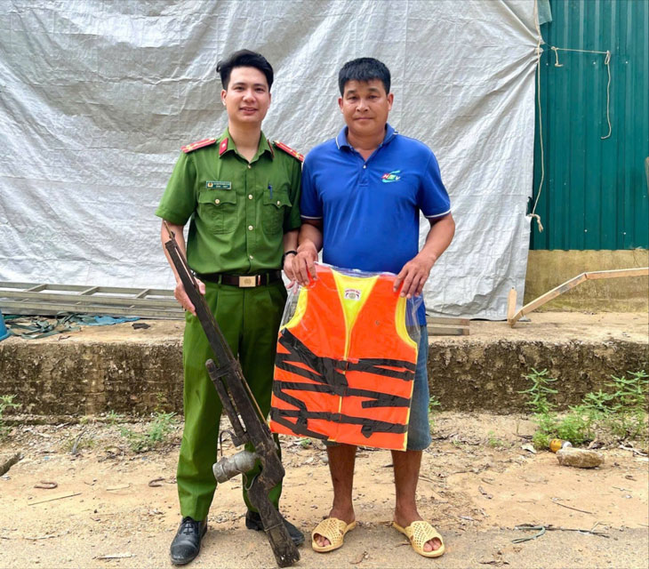 Luc luong Cong an xa trao tang mu bao hiem va ao phao cho cac ca nhan tu giac giao nop vu khi tu che. 