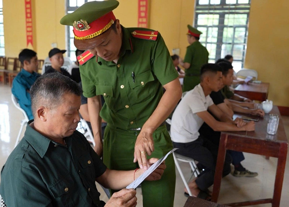 Cong an xa huong dan nguoi dan ky cam ket khong vi pham va tu giac giao nop vu khi, vat lieu no. 