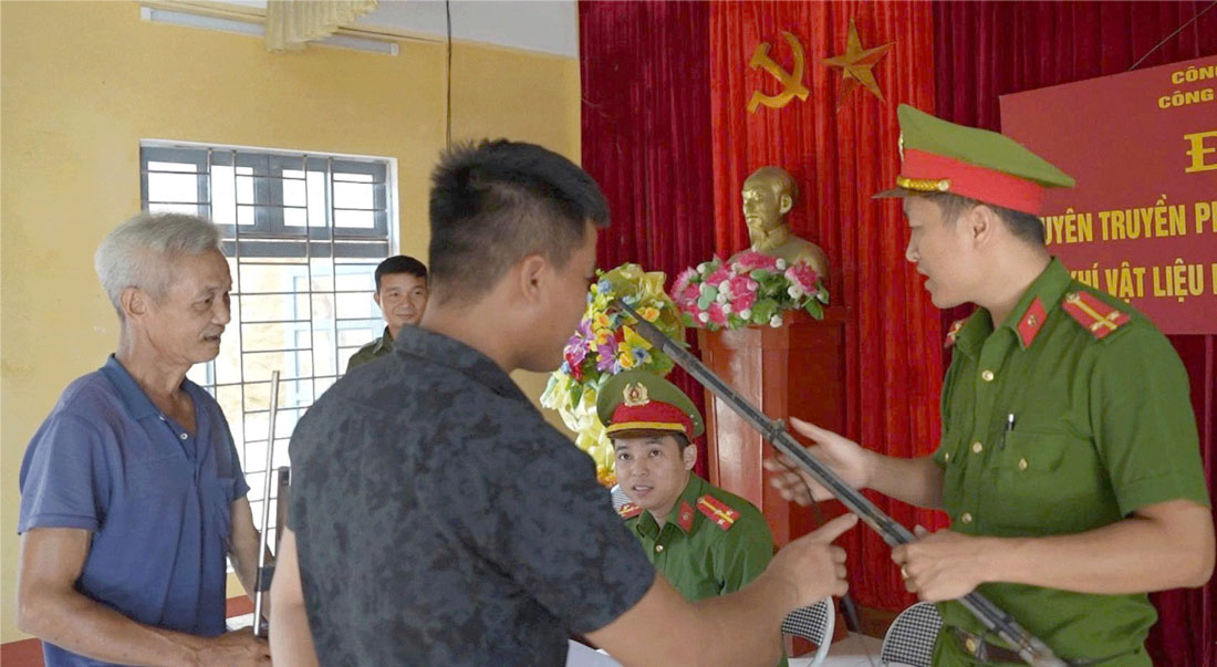 Nguoi dan giao nop vu khi tu che. 