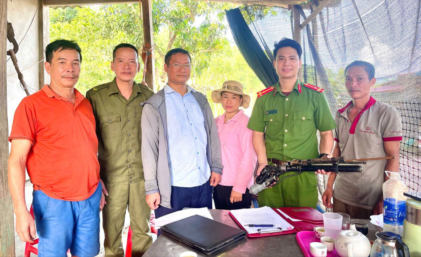 Cong an xa Xuan Hoa phoi hop chat che voi luc luong an ninh co so tuyen truyen de cac ho gia dinh hieu va tu nguyen giao nop vu khi tu che. 