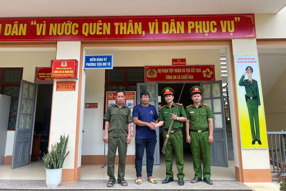 Nhieu nguoi dan vung cao Lao Cai tu nguyen giao nop sung tu che. Anh: CACC 