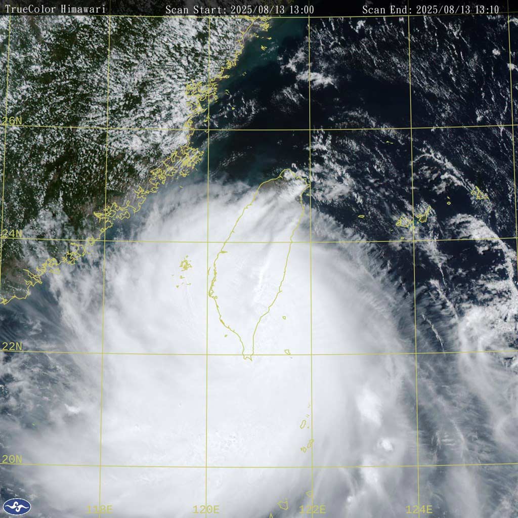 Typhoon Podul swept across Taiwan (China) with heavy thunderstorms and strong winds of up to 191km/h. Photo: CWA