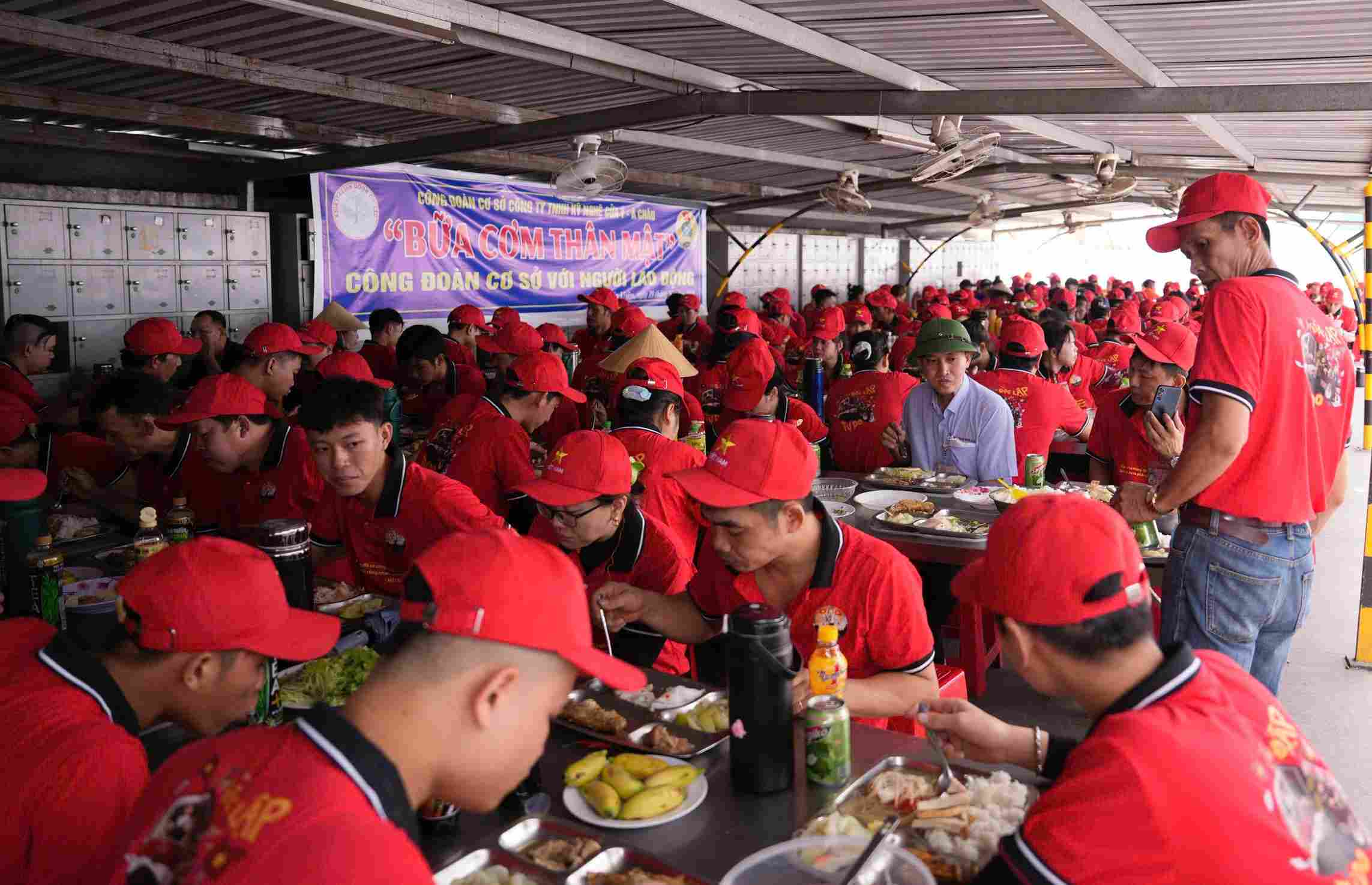 Khoang 1.300 cong nhan lao dong duoc thu huong bua com cong doan to chuc. Anh: Dinh Trong