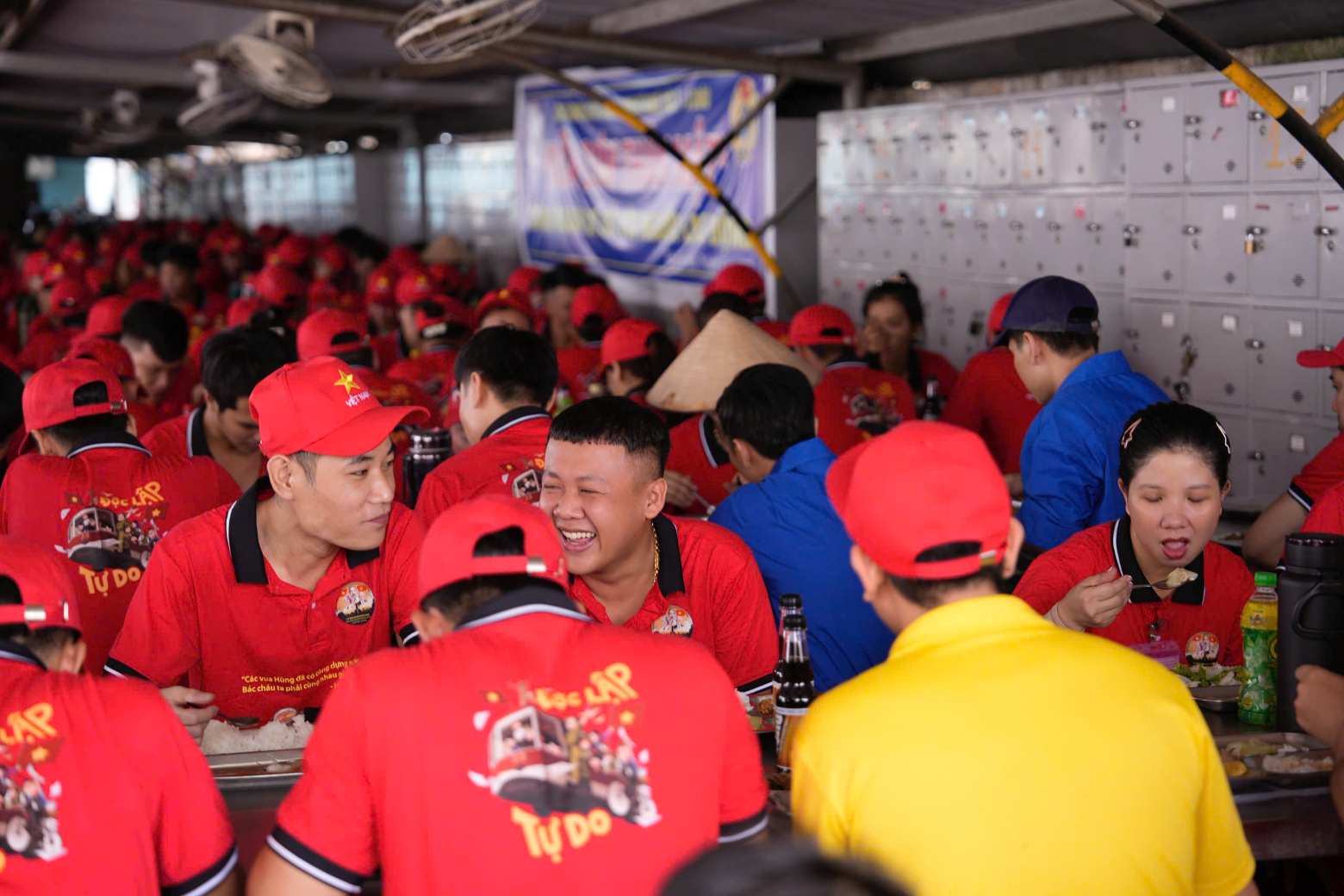 Bua com dien ra trong khong khi than mat, am tinh nguoi lao dong va cong doan. Anh: Dinh Trong