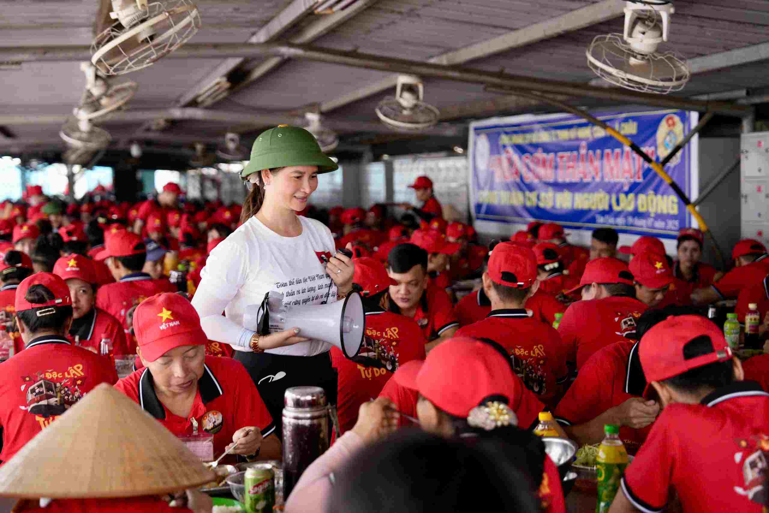 Cua Y A Chau 기술 유한 회사 노동조합은 전체 노동자를 위한 친목 점심 식사 프로그램을 조직합니다. 사진: 노동조합 제공