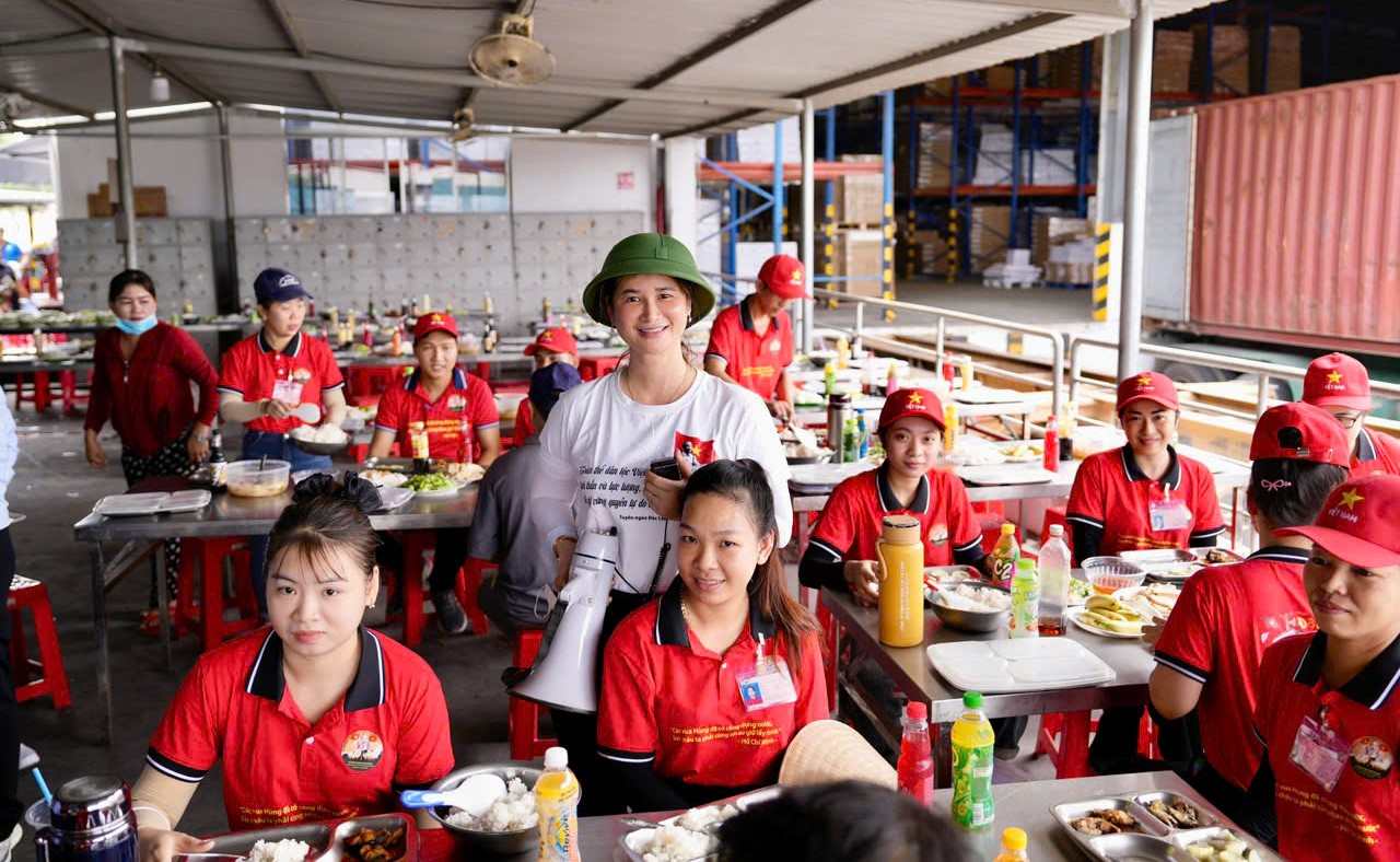Ba Le Thi Huong - Chu tich CDCS Cong ty cung an com, dong vien cong nhan lao dong. Anh: CDCS cung cap