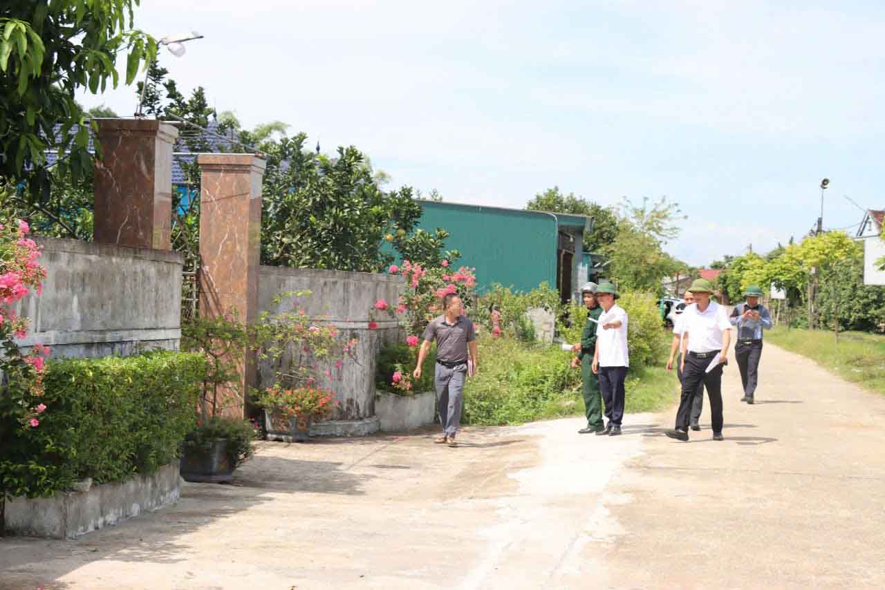 Can bo xa Duc Quang, tinh Ha Tinh ra soat cac ho dan anh huong cua du an duong sat toc do cao. Anh: Tran Tuan.