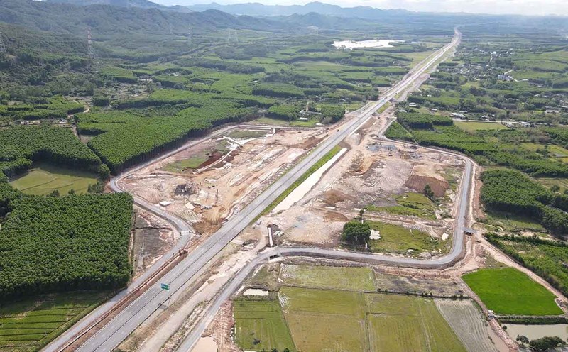 Ha Tinh province has reviewed and determined the route of the high-speed railway project overlapping many large and key projects, including overlapping with the rest stop on the expressway in Cam Hung commune. Photo: Tran Tuan