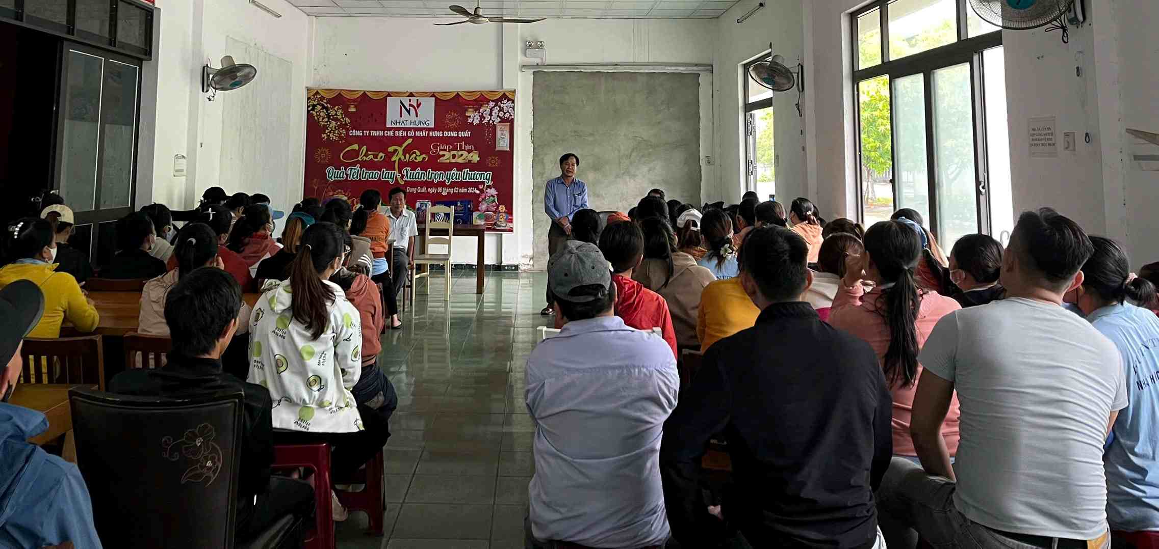 Lao Dong新聞が報道記事を掲載した直後、労働組合組織が介入し、Nhat Hung Dung Quat木材加工有限会社の労働者は債務を返済されました。写真:QUANG NGUYEN