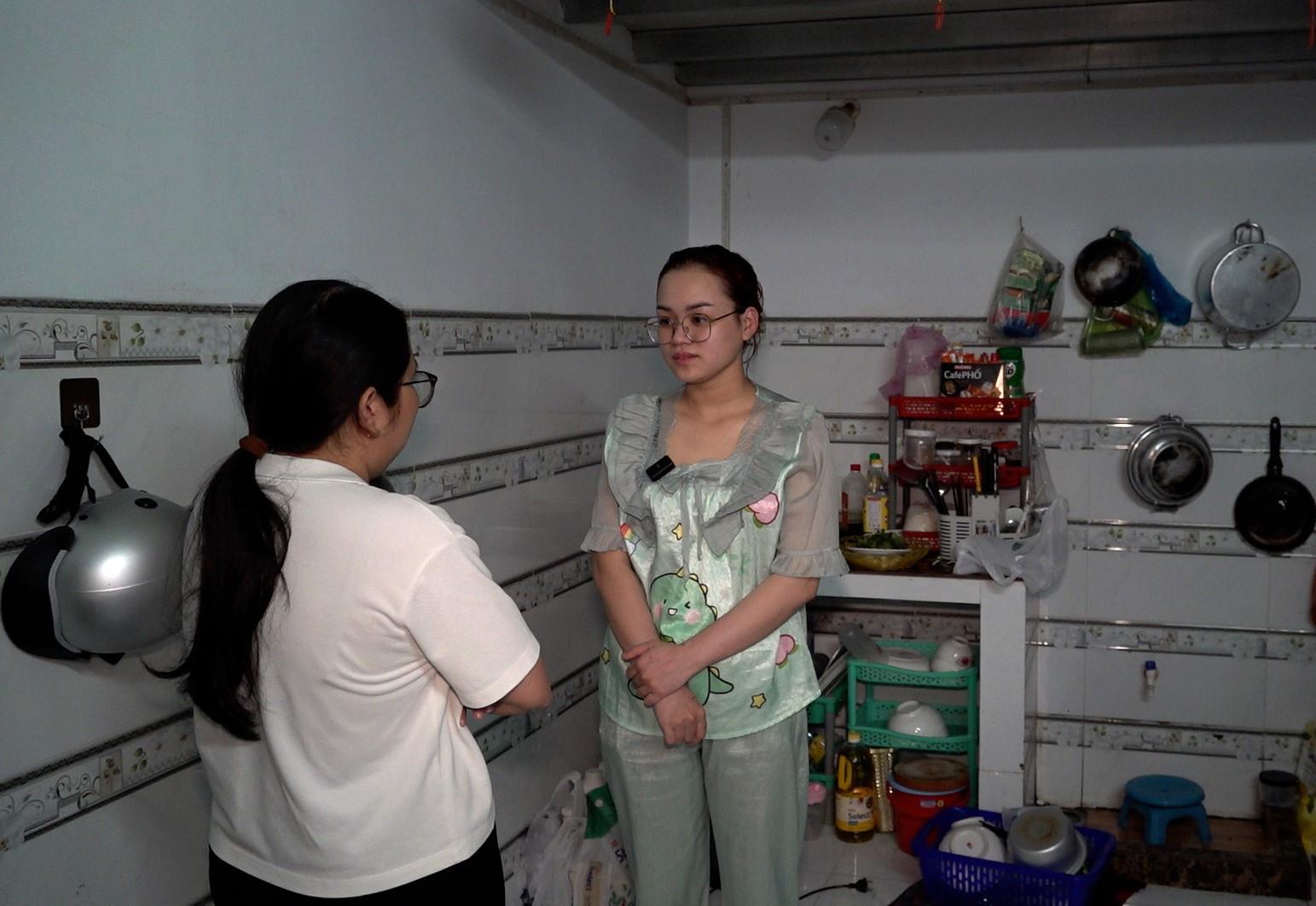 Reporters from Lao Dong Newspaper work at workers' dormitories in Can Tho City. Photo: M' LY