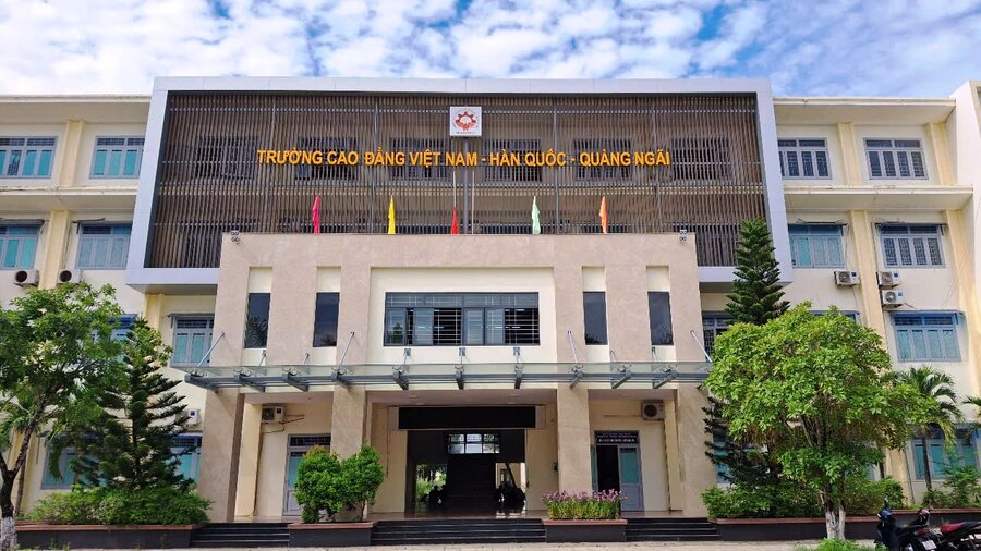 Truong Cao dang Viet Nam - Han Quoc - Quang Ngai hien van no luong, no tien vuot gio... cua vien chuc, nguoi lao dong voi tong so tien tren 6,3 ti dong. Anh: Vien Nguyen