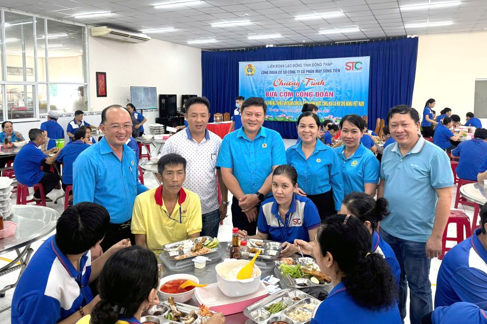 Lanh dao Cong ty va Cong doan vui ve tro chuyen cung doan vien, cong nhan lao dong tai Bua com Cong doan. Anh: Thanh Nhan