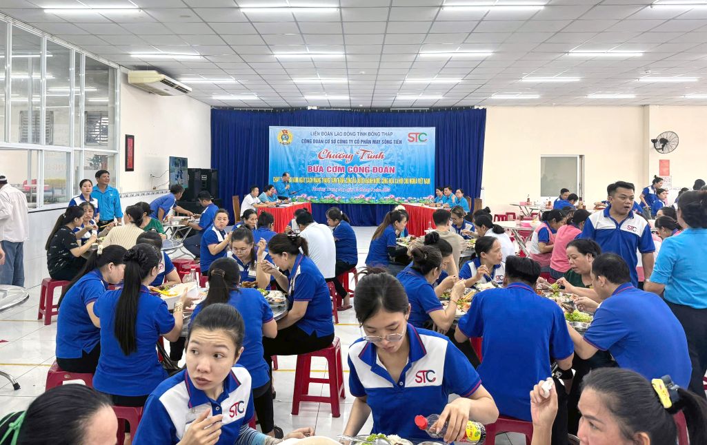 520 doan vien, cong nhan lao dong tai Cong ty Co phan may Song Tien tai su kien Bua com Cong doan. Anh: Thanh Nhan