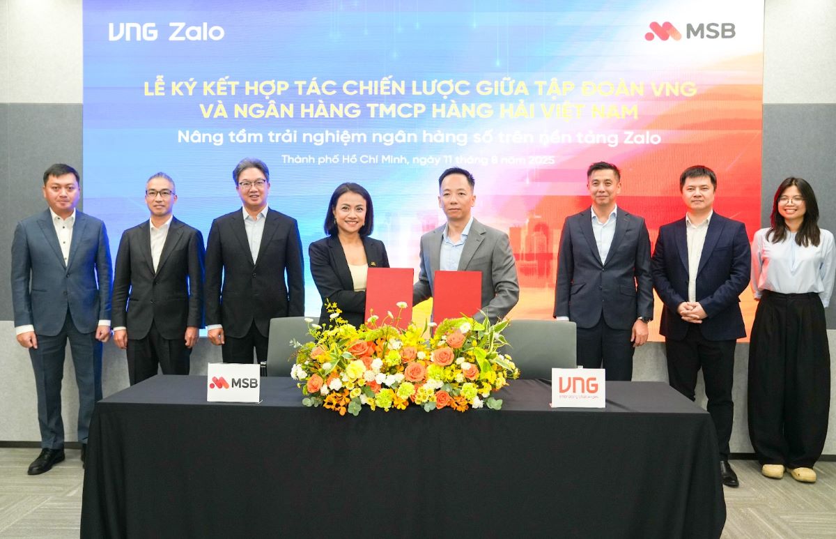 La Sra. Nguyen Thi My Hanh - Subdirectora General de MSB y el Sr. Nguyen Cong Chinh - Director Ejecutivo Senior de Zalo Business en la ceremonia de firma. Foto: VNG