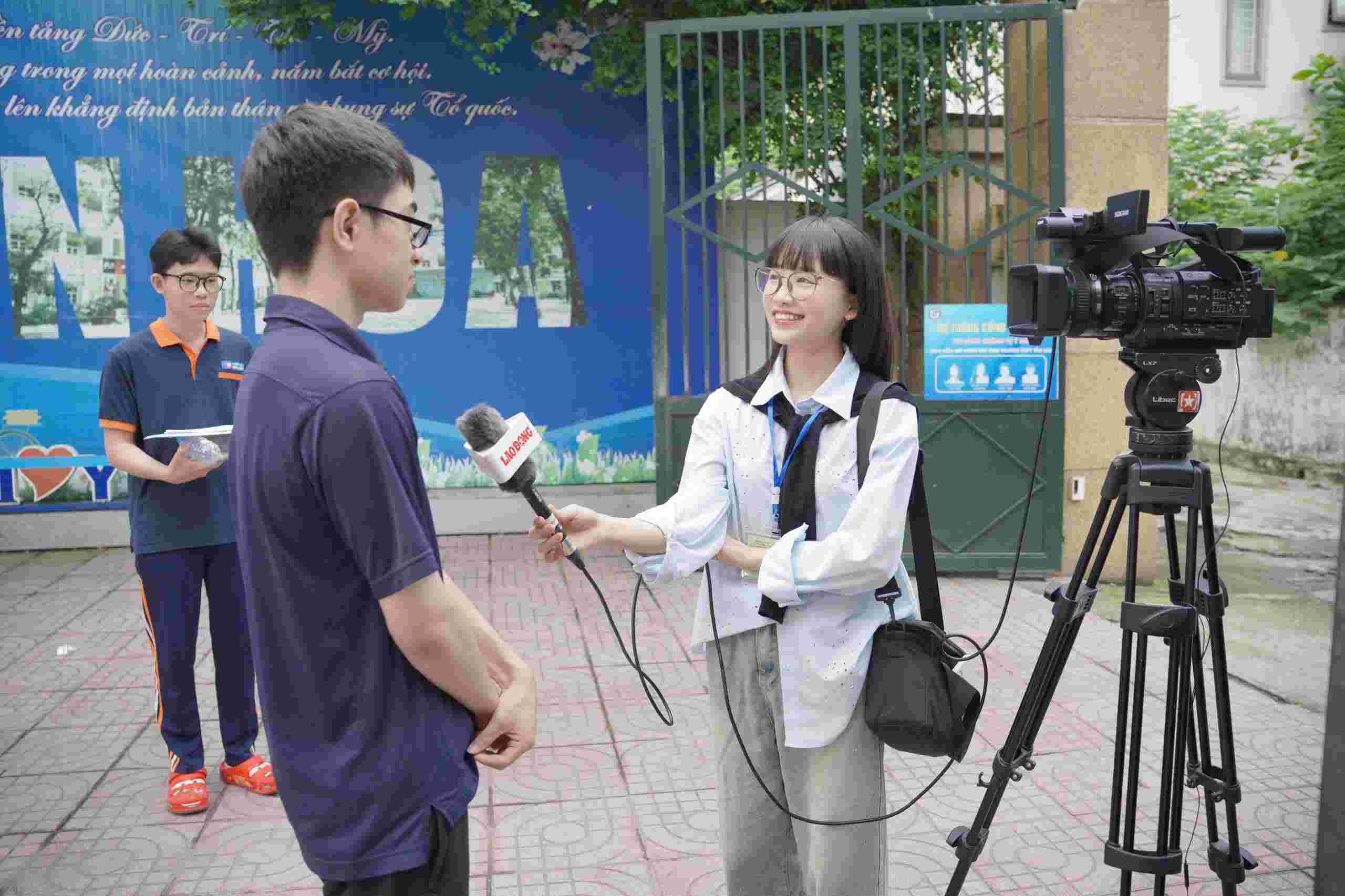 Interviewing candidates after the end of the exam. Photo: Vu LINH