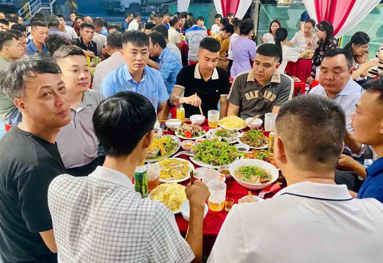Bua com Cong doan voi moi suat an tri gia 200 nghin dong tai Cong ty TNHH Be tong Hong Linh. Anh: Ai Chi.