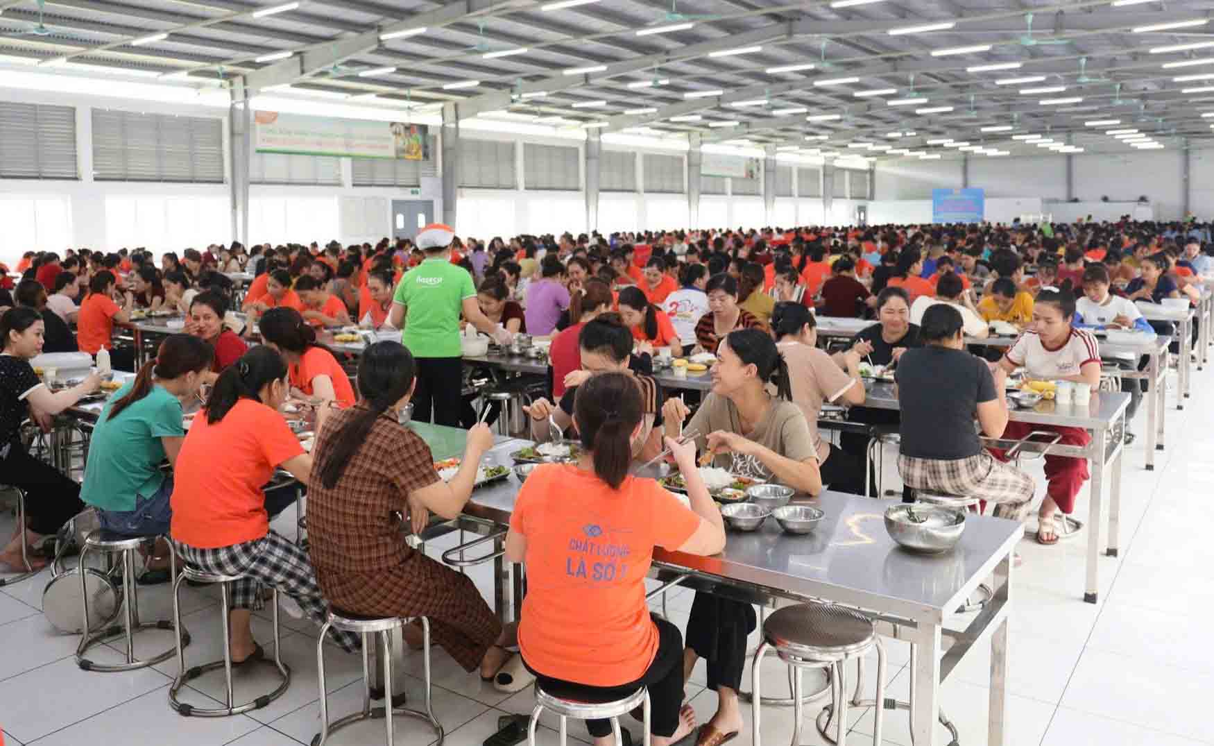 Appareltech Ha Tinh 수출 의류 유한 회사에서 1 400명의 노동자를 위한 노동조합 식사. 사진: Xuan Truyen