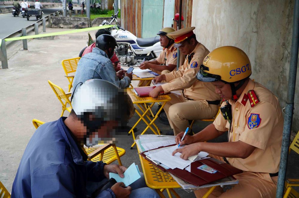 ホーチミン市警察交通警察署は、行政違反処理システムを8月13日午後6時から2025年8月18日午前6時まで一時停止すると発表しました。写真:Ngoc Anh