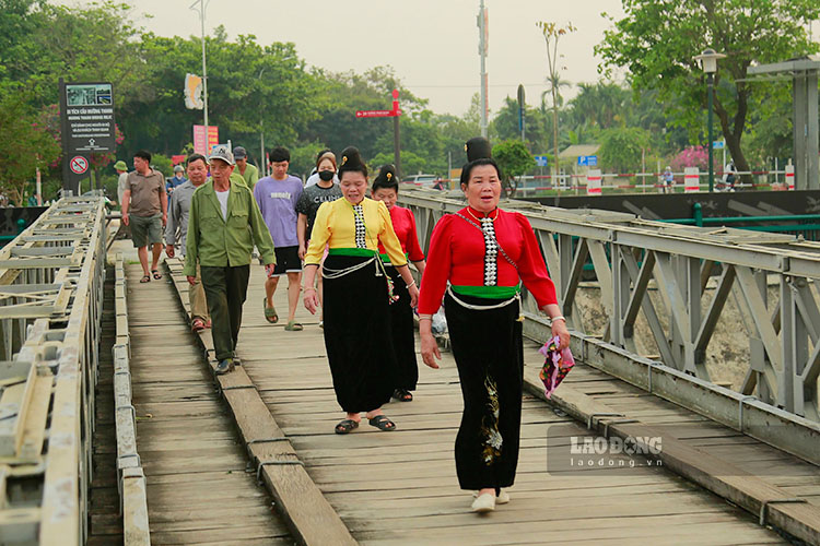 Tourists visit Muong Thanh Bridge - a famous historical site in Dien Bien. Photo: Quang Dat