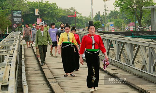 Du khách tham quan cầu Mường Thanh - di tích lịch sử nổi tiếng ở Điện Biên. Ảnh: Quang Đạt
