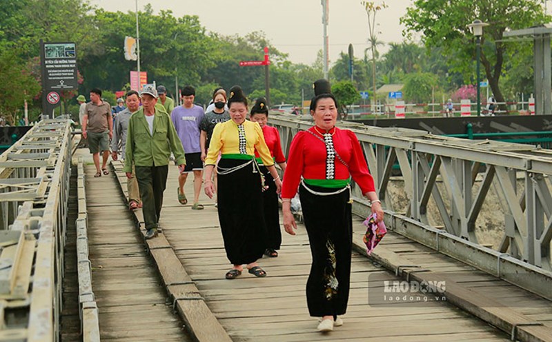 Tourists visit Muong Thanh Bridge - a famous historical site in Dien Bien. Photo: Quang Dat