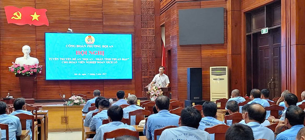 호이안시 노동조합은 호이안 - 순박한 사랑 프로젝트 홍보를 조직합니다. 사진: 호이안 노동조합