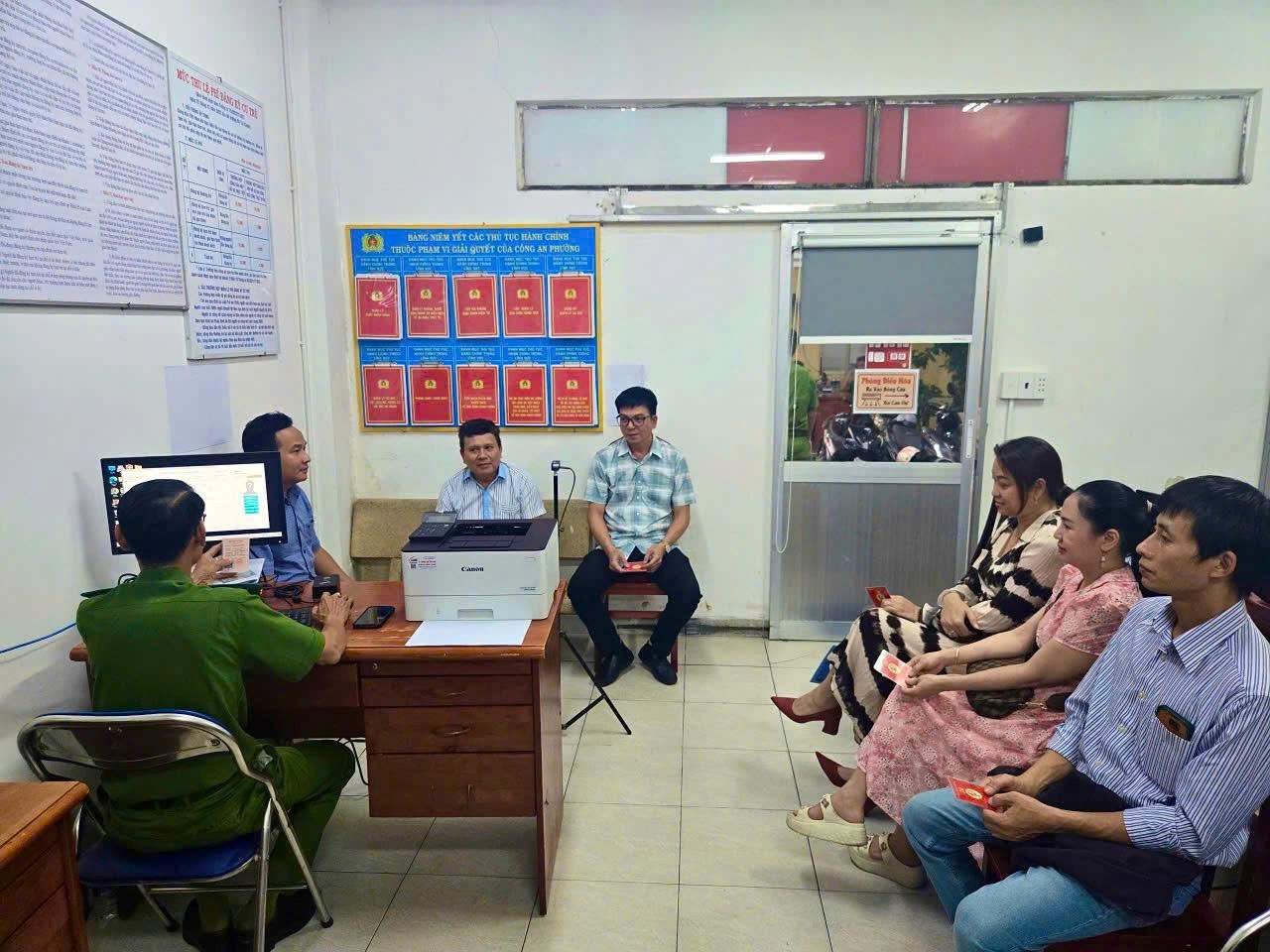 Tan Son Nhat 구 경찰서(호치민시)에 당원증을 발급 및 갱신하러 온 시민. 사진: Minh Tam