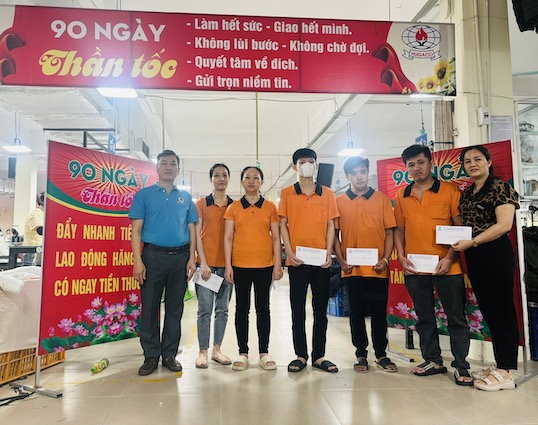 Cong doan Tong Cong ty May Hung Yen trao tro cap kho khan cho nguoi lao dong nhan Thang Cong nhan 2025. Anh: Tong Cong ty May Hung Yen
